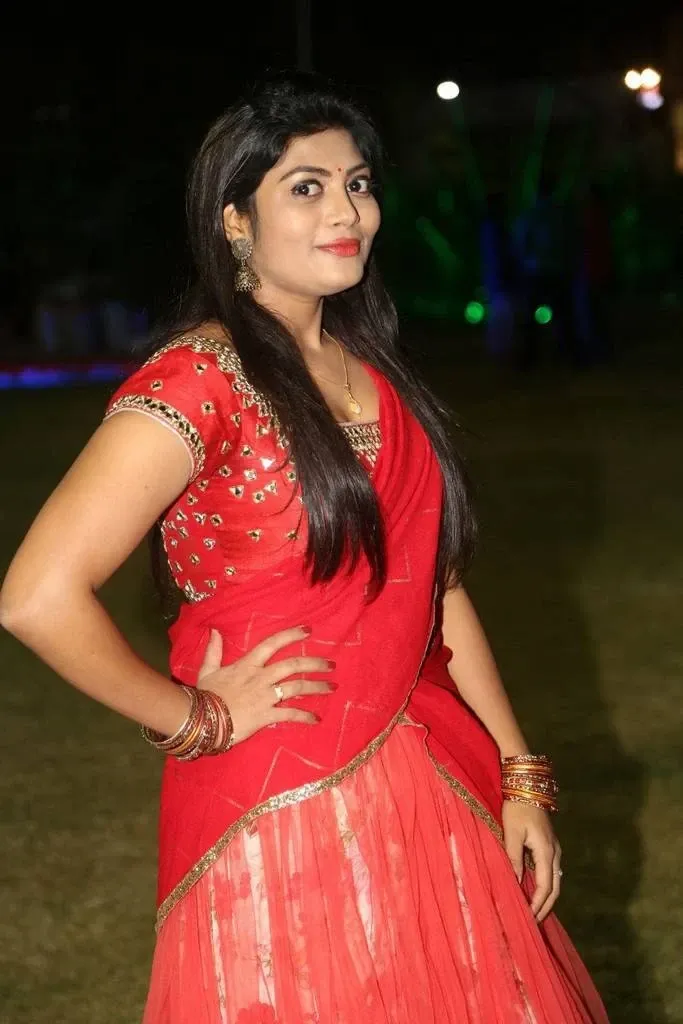 Glamorous Indian Girl Soumya Images In Red Saree